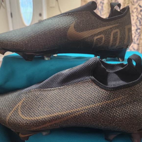 Football cleats - Picture 2 of 6